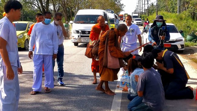 หลวงตาบุญชื่น’ พระธุดงค์สายป่า เริ่มออกเดินจาริกธุดงค์แสวงบุญเท้าเปล่าจาก อ.บางสะพาน เข้าสู่ อ.ทับสะแก ปลายทางบ้านเกิดที่ จ.นครพนม ใช้เวลา 5 เดือน ผ่าน 24 จังหวัด ระยะทาง 3,415 กิโลเมตร