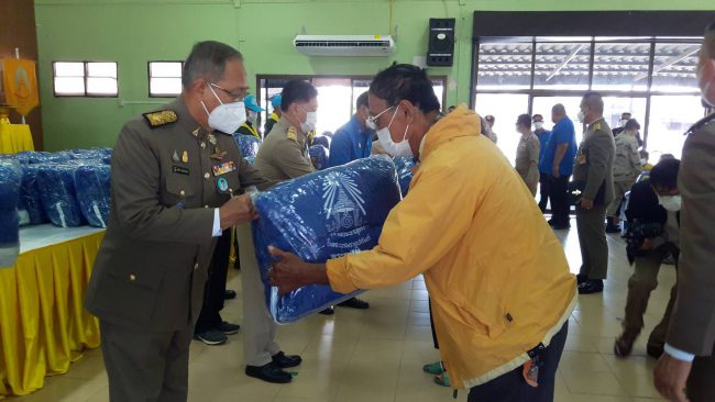 องคมนตรีมอบสิ่งของพระราชทานแก่ประชาชนผู้ประสบภัยหนาวในพื้นที่จังหวัดนครนายก