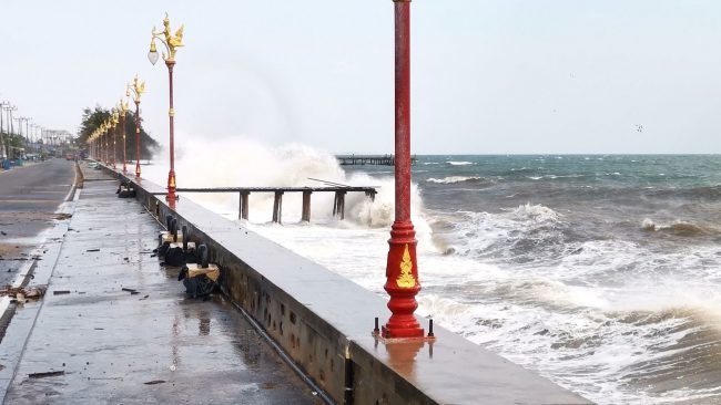 คลื่นลมแรงซัดชายหาดทับสะแก เสียหายยับกว่า 500 เมตร ต้นสนล้มระเนระนาดร่วม 200 ต้น