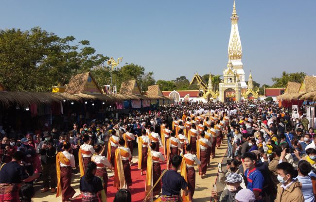 งานนมัสการพระธาตุพนมวันแรก เนืองแน่นพลังศรัทธาไทยลาวนับแสน แห่อัญเชิญพระอุปคุตจากแม่น้ำโขง “เต๋า ภูศิลป์” นักร้องดังร่วมพิธีและถวายเสียง