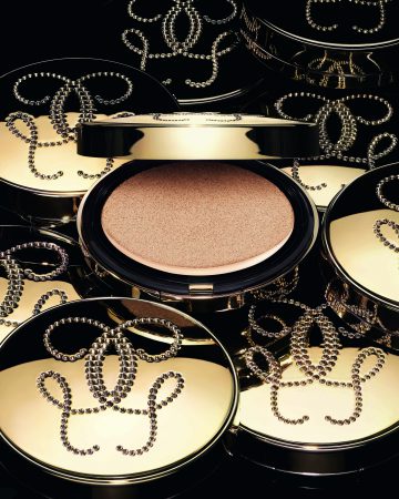 กระแสไวรัล ลิซ่า โพสต์ภาพถือ GUERLAIN Parure Gold Cushion