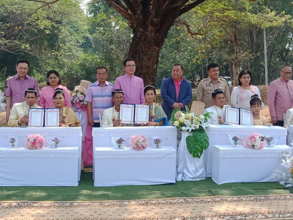 จ.พิษณุโลก จัดงานแต่ง 7 คู่ “สร้างครอบครัวรัก สมรสไร้หนี้ ชีวีมีสุข” ที่บ้านดินทอง อ.วังทอง โดยมี นายจุติ ไกรฤกษ์ รมว.พม.เฒ่าแก่ฝ่ายชาย ไฮไลท์ คู่รักหนุ่ม-ยโสธรเดินพบสาว-สตูล 1,200 กม.ร่วมงานนี้ด้วย 