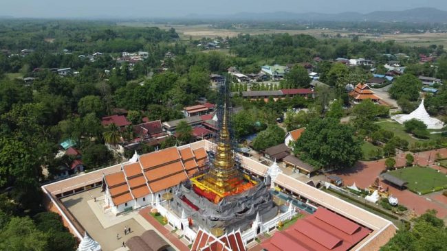 คณะสำรวจยอดฉัตรองค์พระมหาธาตุเจ้าภูเพียงแช่แห้ง สำรวจที่บริเวณยอดฉัตรเพื่อเตรียมดำเนินการขั้นตอนสุดท้าย คาดการณ์เตรียมยกยอดฉัตรปลายเดือนกรกฎาคมนี้