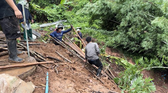 ดินสไลด์ปิดทับเส้นทาง หลังโดนมรสุมประจำฤดูทำฝนตกติดต่อกัน 5 วัน