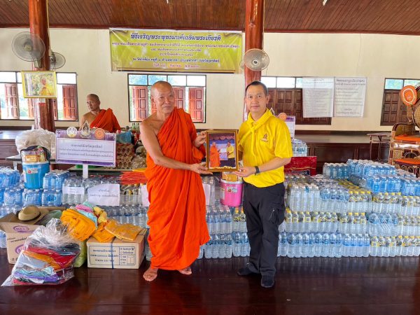 คณะสงฆ์จังหวัดอุตรดิตถ์ร่วมกับวัฒนธรรมจังหวัดจัดจิตอาสามอบสิ่งของช่วยเหลือผู้ประสบภัยน้ำท่วม