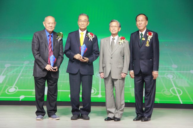 “ชวน” ชื่นชม “ขรรค์ชัย-มานิจ” รับรางวัล“เกียรติยศคนหนังสือพิมพ์