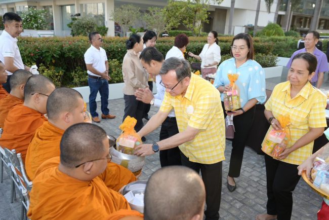 ผู้บริหาร และบุคลากรโรงพยาบาลเจริญกรุงประชารักษ์ ร่วมพิธีทำบุญตักบาตรในวันขึ้นปีใหม่ พ.ศ. 2567 โรงแรมแม่น้ำรามาดาพลาซา