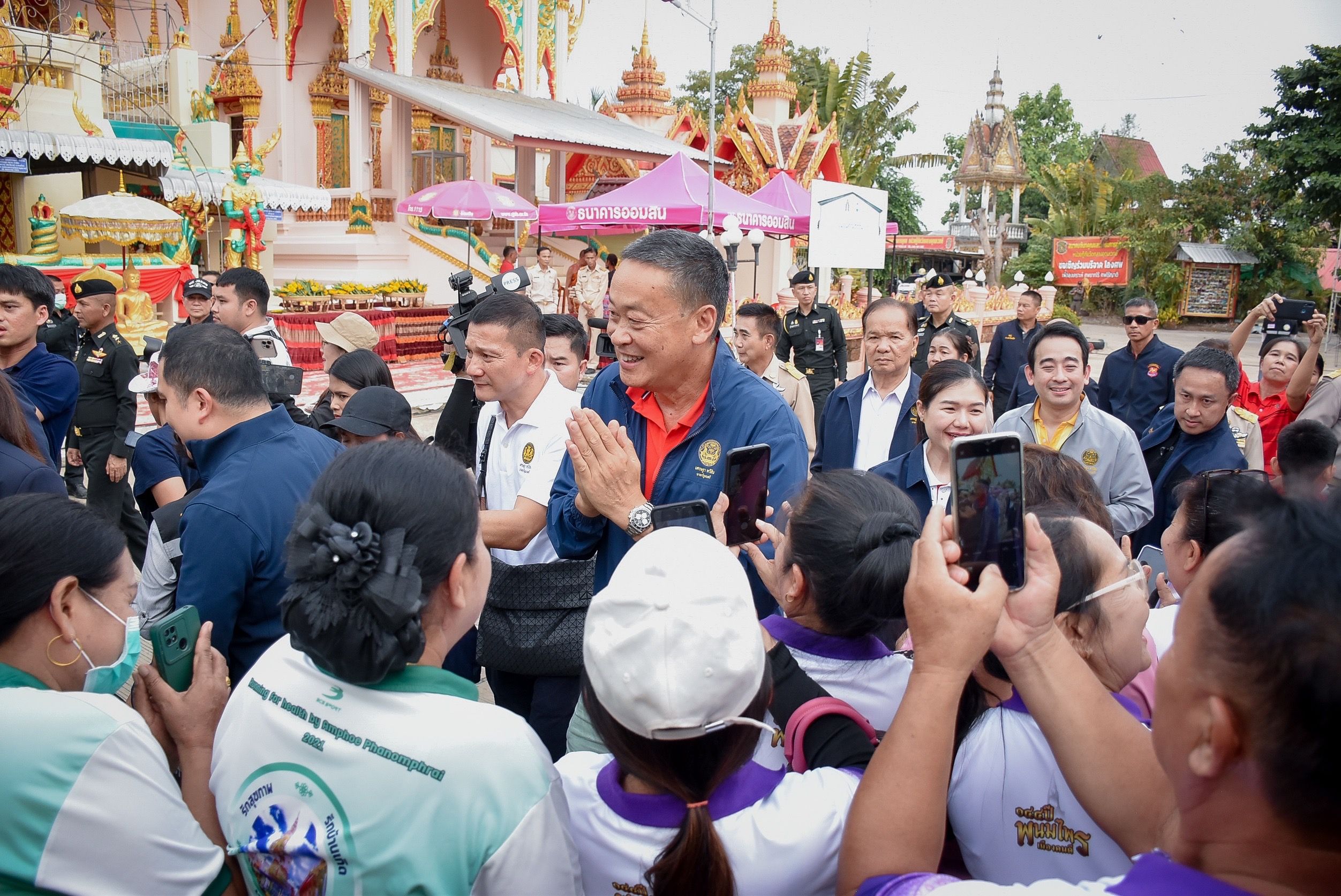 นายกรัฐมนตรีลงพื้นที่ ณ วัดกู่พระโกนา อำเภอสุวรรณภูมิ และอำเภอพนมไพร ติดตามการการบริหารจัดการน้ำในพื้นที่จังหวัดร้อยเอ็ด การพัฒนาแหล่งน้ำเขตทุ่งกุลาร้องไห้ และรับฟังปัญหาพี่น้องประชาชน