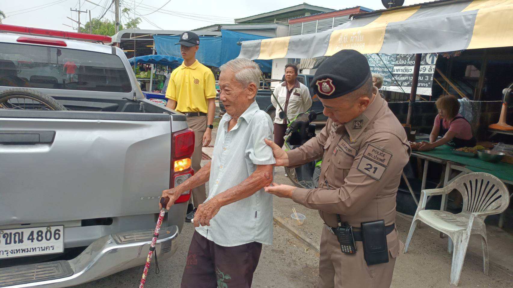 ตำรวจปากพลีช่วยเหลือคุณตา อายุ 92 ปี มีอาการเหนื่อยปั่นรถจักรยานกลับบ้านของตนเองไม่ไหว ตร.นำส่งถึงบ้านพัก ตามนโยบายทำให้ประชาชนมีความสุข