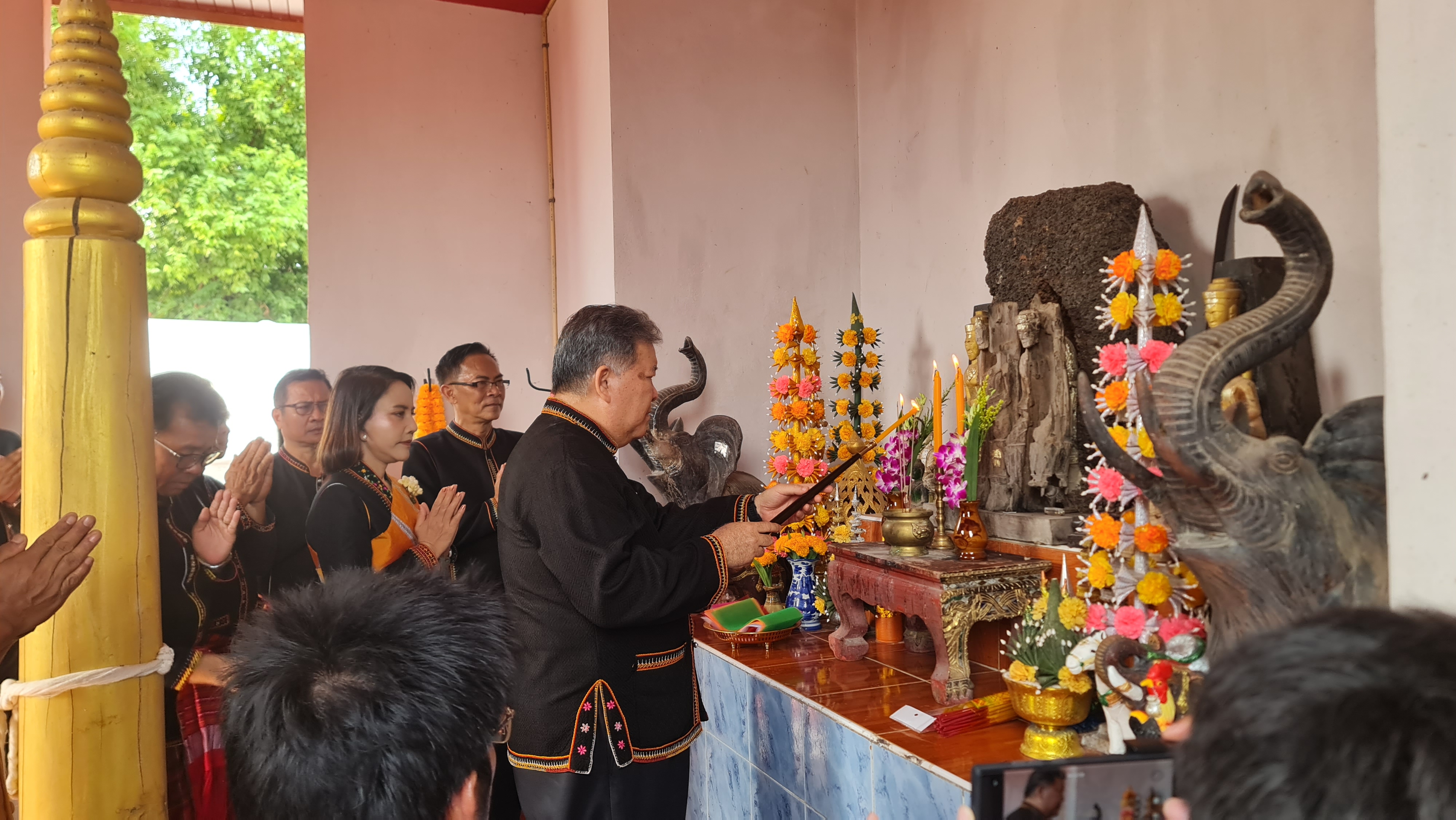  ชาวบ้านดวนใหญ่ ศรีสะเกษ  ถือฤกษ์วันพืชมงคง บวงสรวงอนุสาวรีย์พระยาไกรภักดีศรีนครลำดวน เจ้าเมืองคนแรกของศรีสะเกษ ให้ฝนฟ้าตกต้องตามฤดูกาล