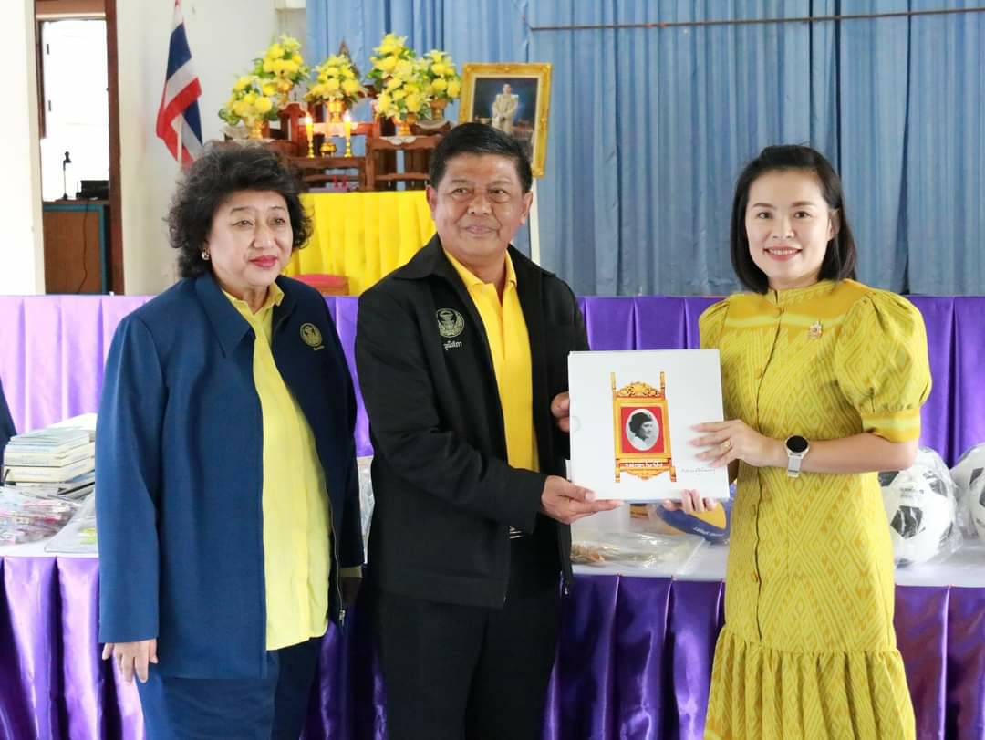 “ส.ว.พิกุลแก้ว”นำคณะ ส.ว.มอบเสื้อเหลือง ฟุตบอล อุปกรณ์การศึกษา หนังสืออ่านประกอบการเรียน รร.กัลยาณิวัฒนา 1