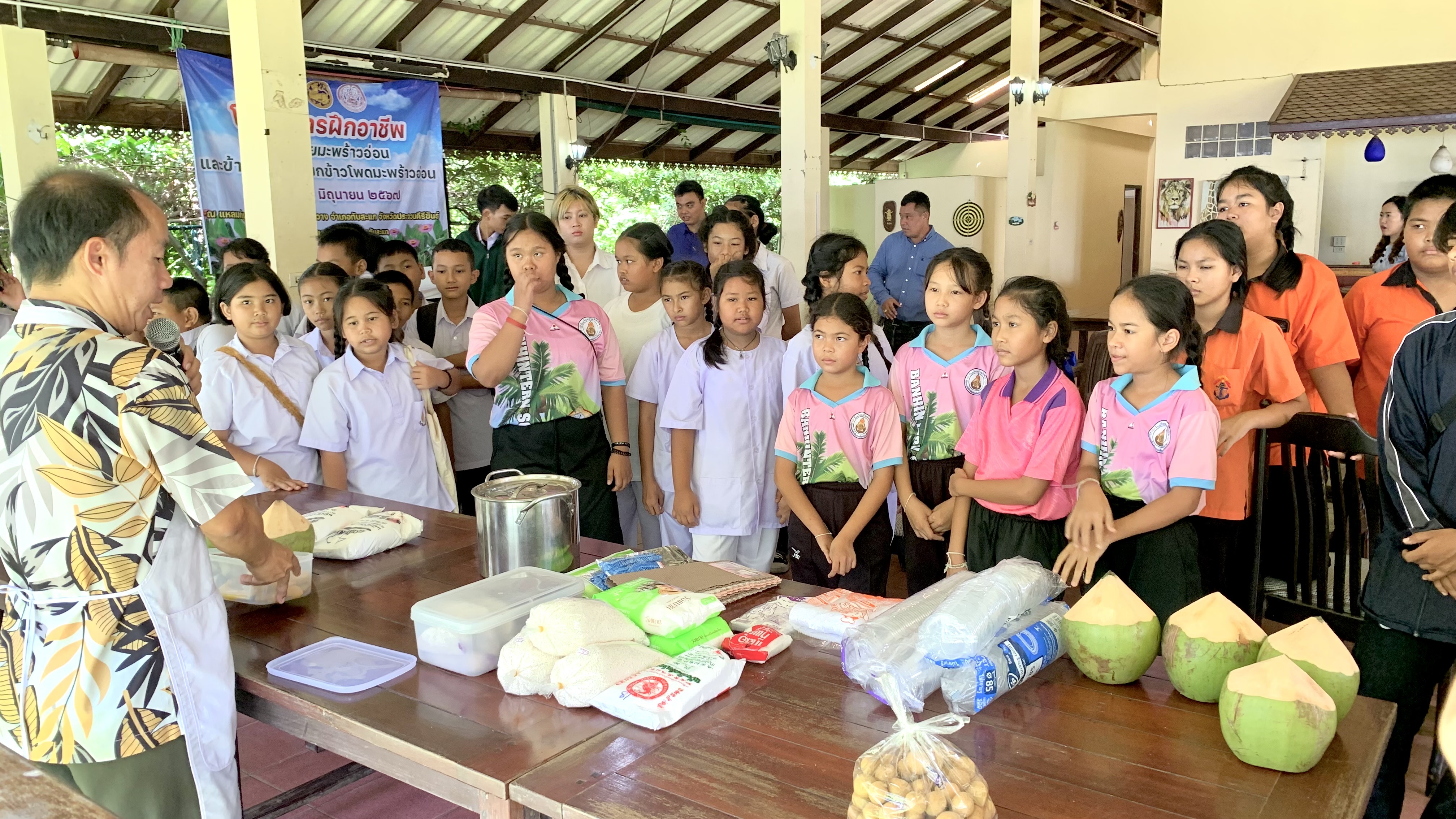 บ้านพักเด็กประจวบฯ ร่วมกับสภาเด็กอำเภอทับสะแก ฝึกอาชีพทำบัวลอยมะพร้าวอ่อนและข้าวเหนียวเปียกข้าวโพดมะพร้าวอ่อน ให้กับเยาวชนในพื้นที่