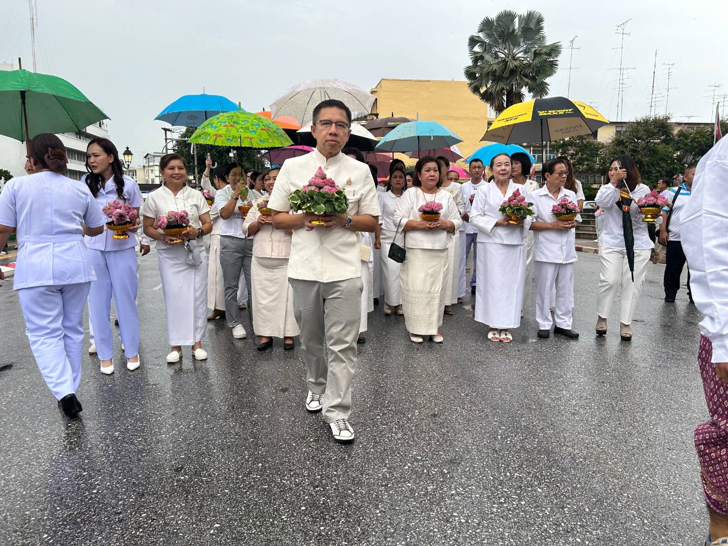 ผู้ว่าราชการจังหวัดพิษณุโลกนำข้าราชการเอกชน ประชาชนนำขบวนแห่พระพุทธชินราชจำลอง และถวายดอกบัว 22567 ดอก 