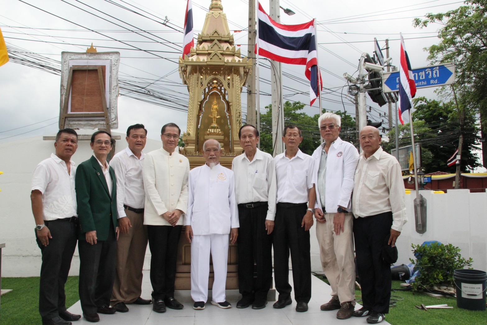 สนท.อัญเชิญ “พระสยามเทวาธิราช” ขึ้นบุษบก เกิดพระอาทิตย์์ทรงกลด