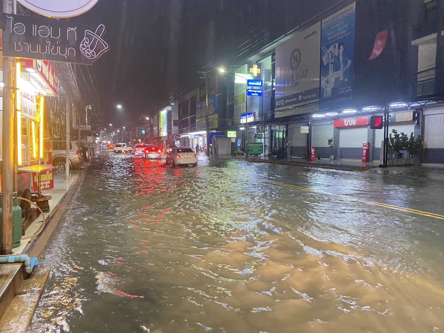 ฝนตกติดต่อกันหลายชั่วโมง น้ำเอ่อล้นท่วมถนนและชุมชน