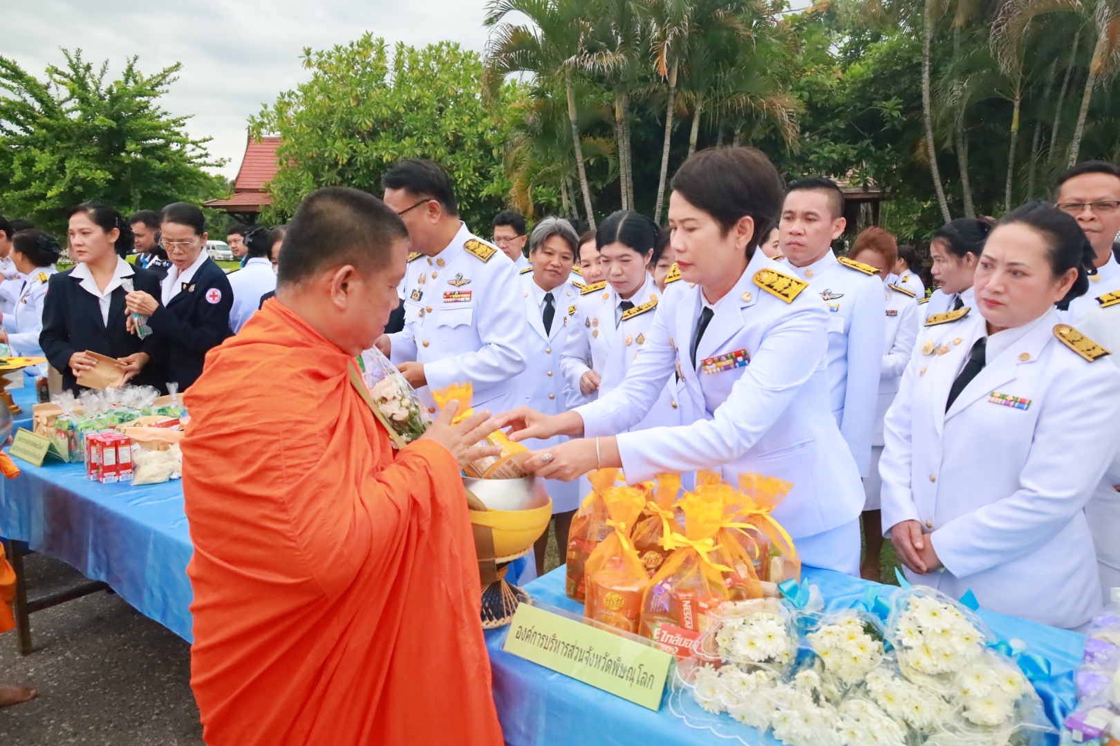 อบจ.พิษณุโลก ร่วมพิธีทำบุญตักบาตรถวายพระราชกุศล