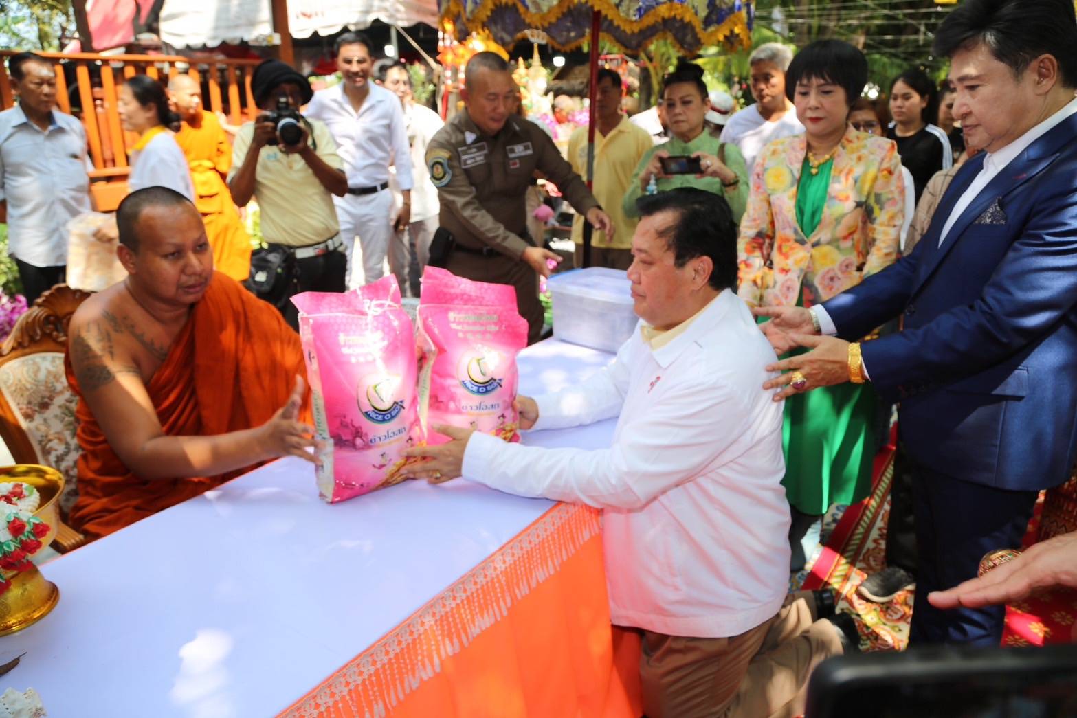 “ครูบาวชิริล วัดเดิมบาง” มอบข้าวสาร 500 กระสอบให้กับ สมาคม สภท. เพื่อส่งมอบต่อให้กับสมาชิกและสื่อมวลชน ที่มีความต้องการ