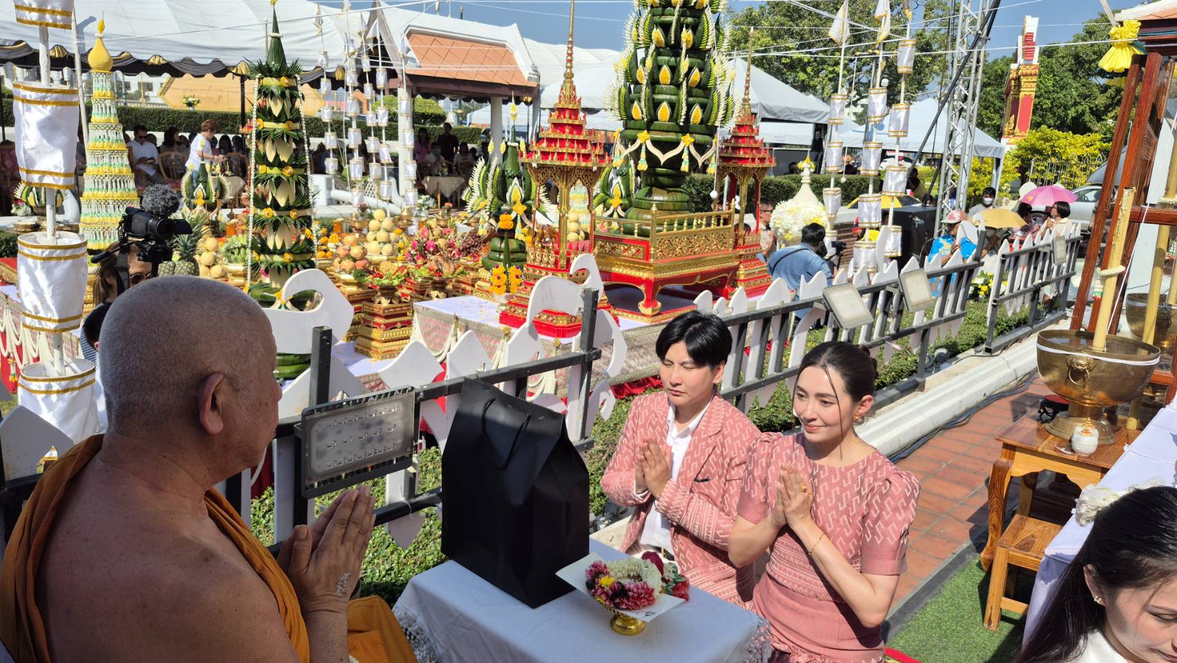  เบลล่า ราณี ร่วมพิธีสมโภชสมเด็จพระนางพญาองค์ใหญ่ปิดทองคำ จุดแลนด์มาร์คเมืองพิษณุโลก