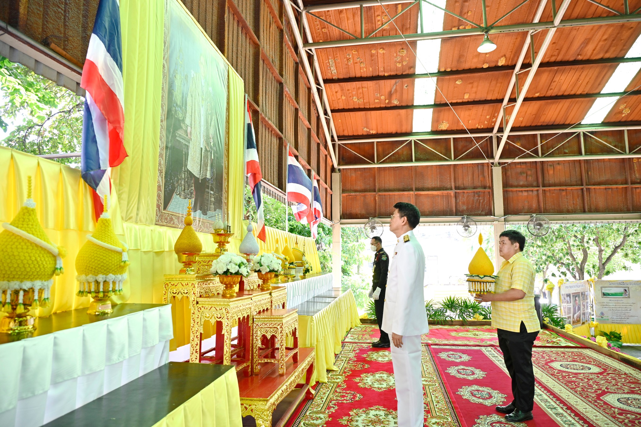 ผู้บริหารโรงพยาบาลเจริญกรุงประชารักษ์ พร้อมชมรมผู้สูงอายุ ร่วมพิธีวางพานพุ่มถวายราชสักการะ เนื่องในวันคล้ายวันพระราชสมภพ พระบาทสมเด็จพระบรมชนกาธิเบศร มหาภูมิพลอดุลยเดชมหาราช บรมนาถบพิตร วันชาติ และวันพ่อแห่งชาติ 5 ธันวาคม 