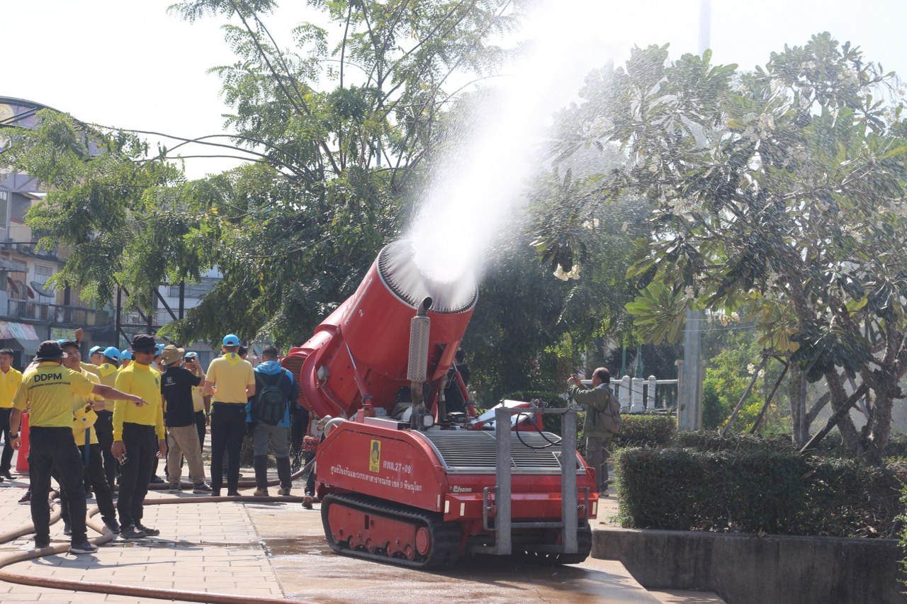 พิษณุโลก…ระดมพ่นละอองน้ำ แก้ปัญหาฝุ่น PM2.5 สูงเกินค่ากำหนด