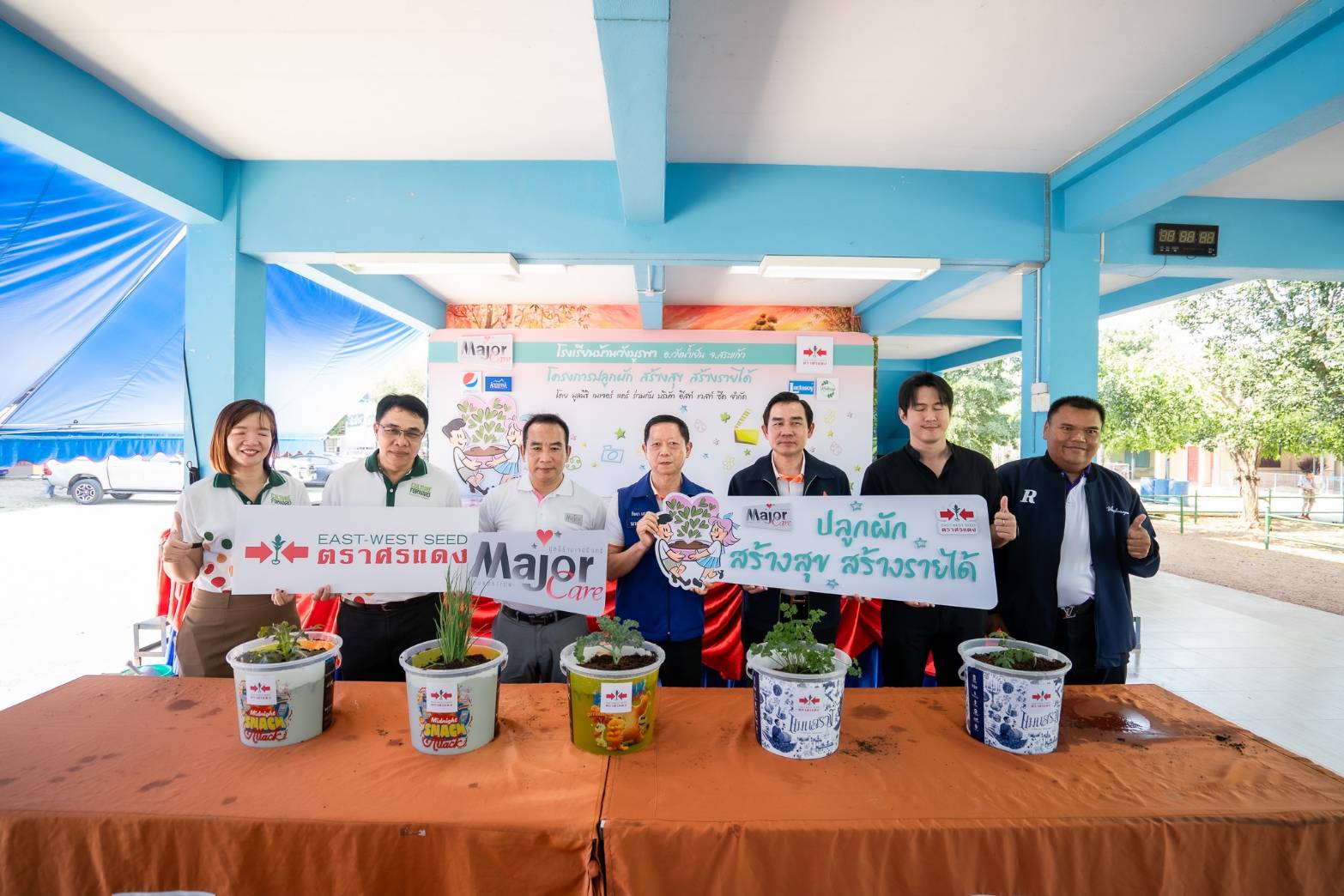 เมล็ดพันธุ์ตราศรแดง จับมือ มูลนิธิเมเจอร์แคร์ เดินหน้า “โครงการปลูกผัก สร้างสุข สร้างรายได้” หนุนนักเรียนเรียนรู้ปลูกผักปลอดสารพิษ ฝึกทักษะต่อยอดสร้างอาชีพ โรงเรียนบ้านวังบูรพา จ.สระแก้ว